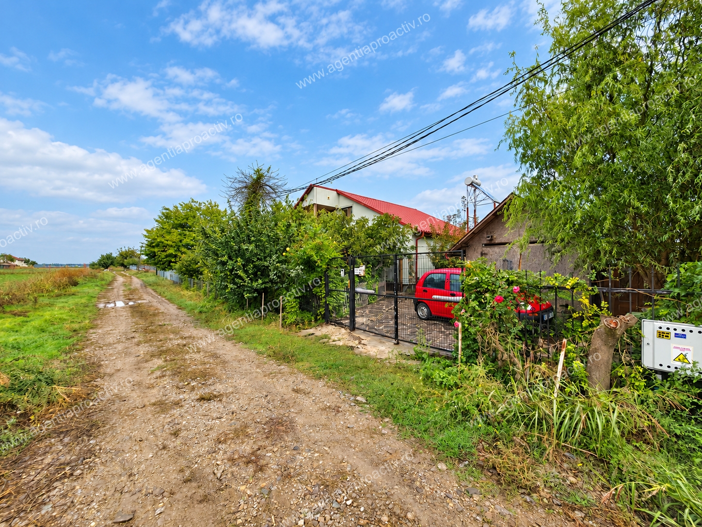 Casă în stil rustic, cu teren de 530 mp – Sat Costi, strada Bunicilor